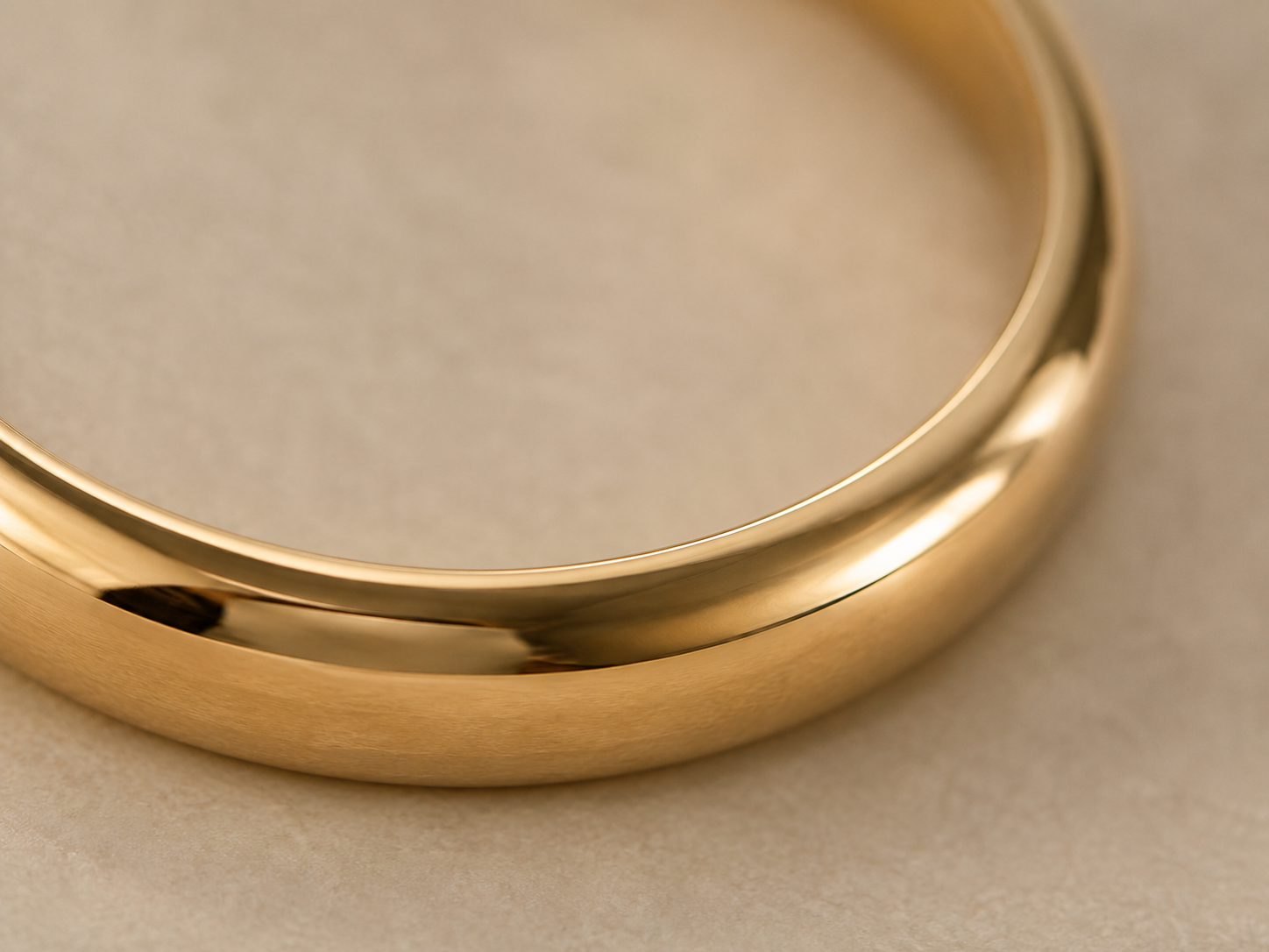 Close view of smooth polished and softly brushed gold edges.